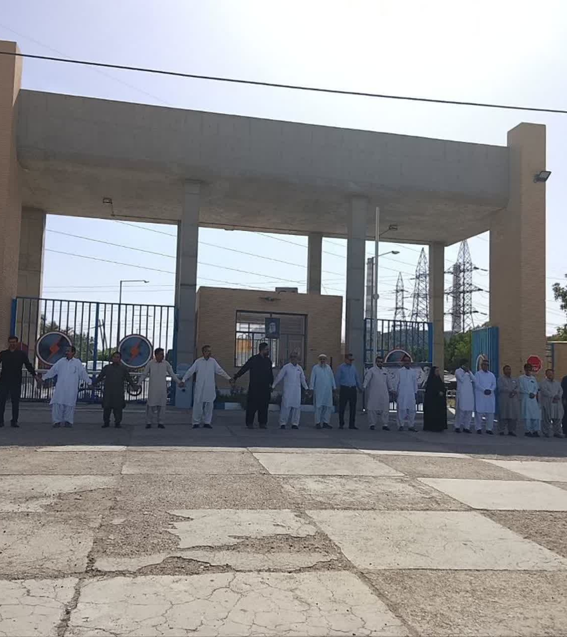 حضور کارکنان مرکز تحقیقات و آموزش کشاورزی و منابع طبیعی بلوچستان در تشکیل زنجیره انسانی مردم شهرستان بمپور